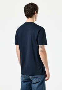 Weekend Offender CANNON BADGE TEE - T-shirts - navy