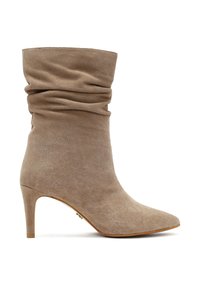 Stivale alla caviglia in suede beige con design arricciato, punta affusolata e tacco sottile. Texture liscia con dettagli minimi e silhouette classica.