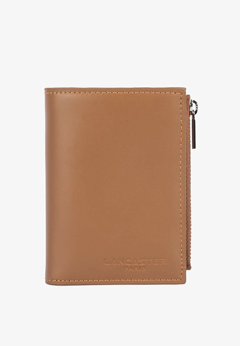 Portefeuille en cuir marron clair avec des coutures visibles, une poche latérale zippée et le nom de la marque Lancaster Paris embossé à l'avant.