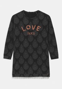 Černé šaty s dlouhými rukávy, zdobené �šedým kapkovým vzorem, metalickým textem "LOVE IKKS" a krajkovým lemem s vlnkovým okrajem.