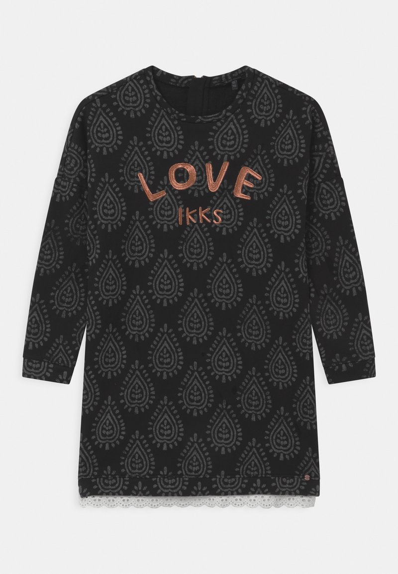 Abito nero con maniche lunghe, caratterizzato da un motivo a goccia grigia, testo metallico "LOVE IKKS" e orlo in pizzo smerlato.
