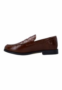 Braune Leder Slipper für Männer mit schwarzer Sohle und runder Spitze auf weißem Hintergrund.