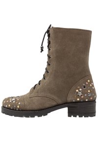 Hnědé semišové kotníkové boty se šněrováním vpředu, zdobené dekorativními hřebíky a hvězdami na špičce a patě. Černá gumová podrážka s dobrou přilnavostí.