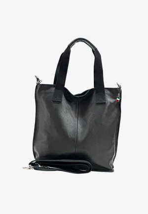 Zwarte leren tote bag met dubbele handvatten, een afneembare schouderriem en een klein accent in de Italiaanse vlag. Geribbelde afwerking, minimalistisch ontwerp.