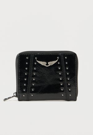 Sort læderpung med sølvnitter, lynlås og et metalemblem formet som en vinge på forsiden.