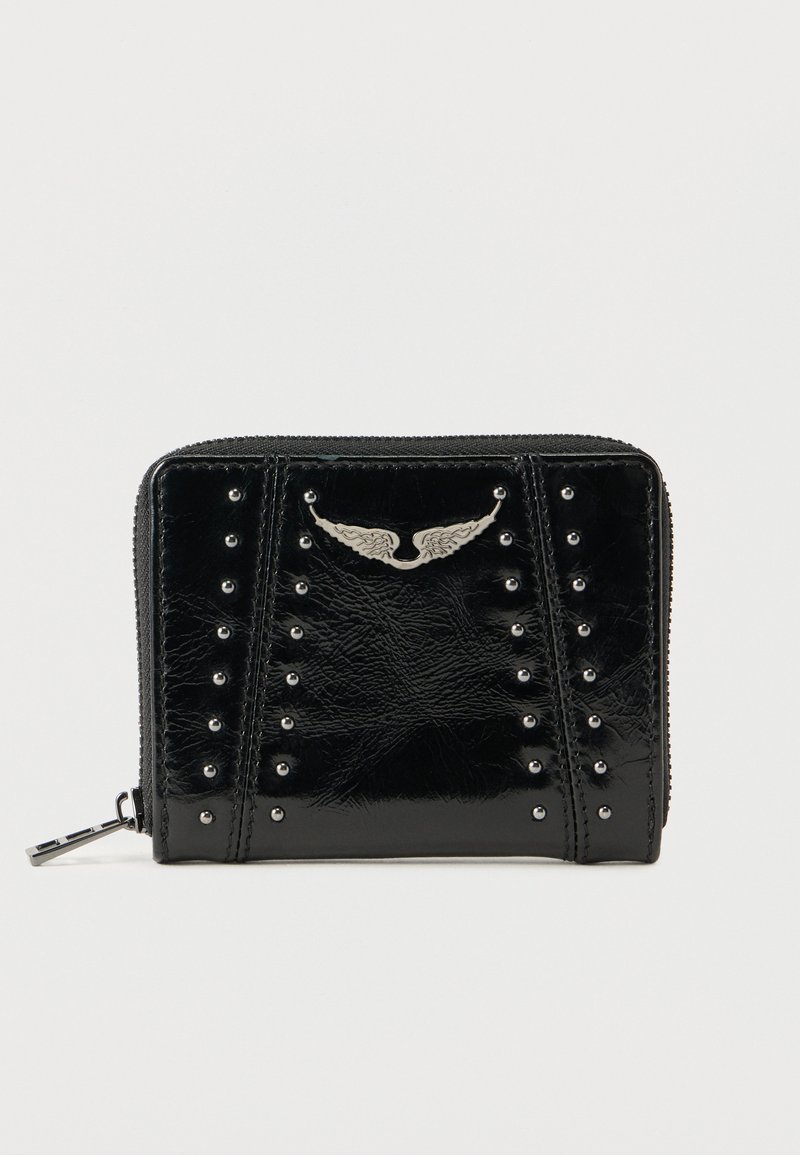 Μαύρο πορτοφόλι από δέρμα με ασημέ νιες καρφίτσες, κλείσιμο με φερμουάρ και μεταλλικό έμβλημα σε σχήμα φτερού μπροστά.