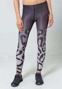 Höga leggings i en gradientgrå färg med svart leopardmönster. Tillverkade av stretchigt material, med flata sömmar och fotlång design.