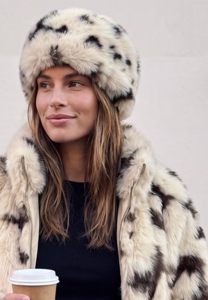 Street One Studio, FAKE FUR BEANIE MIR KUH-MUSTER - Bonnet - smooth stone sand