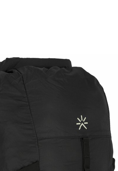 Zaino nero con tessuto testurizzato, dotato di una parte superiore arricciata e un logo riflettente. Design minimalista con spallacci regolabili.