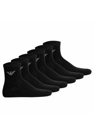 Sechs Paar schwarze Baumwollsocken mit gerippten Bündchen und einem kleinen grauen Logo am Knöchel. Weiche Textur mit klassischem, knielangem Design.