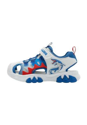 Sandalo aperto per bambini blu, bianco e rosso con grafiche di squali, cinturino regolabile e suola texturizzata per una buona aderenza.