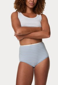 Hellblau gestreifte hochtaillierte Unterwäsche mit einem weichen elastischen Bund, der mit "BODY" beschriftet ist, getragen mit einem grauen Tanktop.