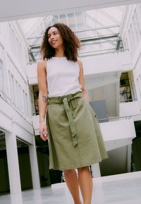 Oxmo OXLERKE - A-line skirt - dusty olive