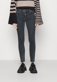 Mörk denim skinny jeans med slim fit, med en femficksdesign, minimal sömnad och en subtil blekt textur.