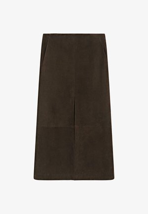 Jupe midi en daim marron foncé avec une fente centrale à l'avant et des détails en panneaux, conçue avec une silhouette droite et ajustée.