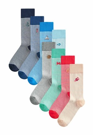 Zeven paar gestreepte enkelsokken in blauw, grijs, groen, rood en beige, elk met een kleine nautische borduursel aan de zijkant.