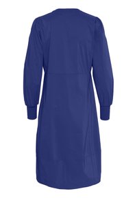 Tumši zils kleita ar garām, izpušķotām piedurknēm un noapaļotu kakla izgriezumu. Gluda auduma un taisna silueta bez izteiksmīgiem rakstiem.