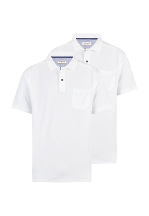 Dwie gładkie, białe koszulki polo z krótkim rękawem, kołnierzykami, plisami na guziki, kieszeniami na piersi oraz niebieskim kontrastem wewnętrznego kołnierza.