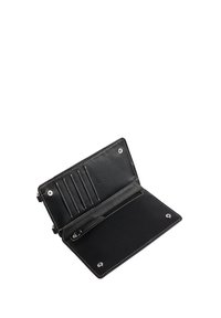 Czarny skórzany portfel z białym przeszyciem, zawierający wiele przegród na karty, kieszeń na zamek oraz gładką powierzchnię wewnętrzną.