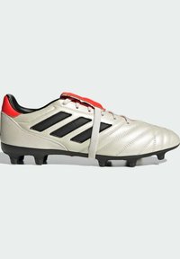 Botín de fútbol con un upper de cuero plateado, rayas negras, acentos rojos y una suela de goma con tachuelas negras para tracción.