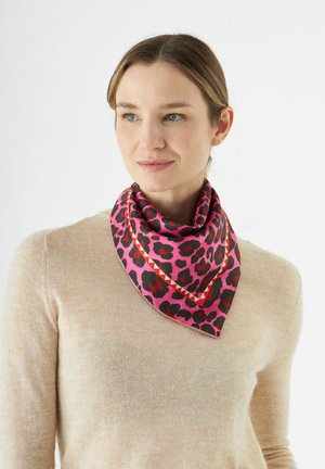 Écharpe en soie rose avec un motif léopard, ornée d'accents noirs et rouges, d'éléments de design triangulaires et d'une forme triangulaire.
