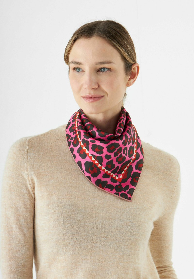 Rosa Seidenschal im Leopardenmuster mit schwarzen und roten Akzenten, dreieckigen Designelementen und dreieckiger Form.