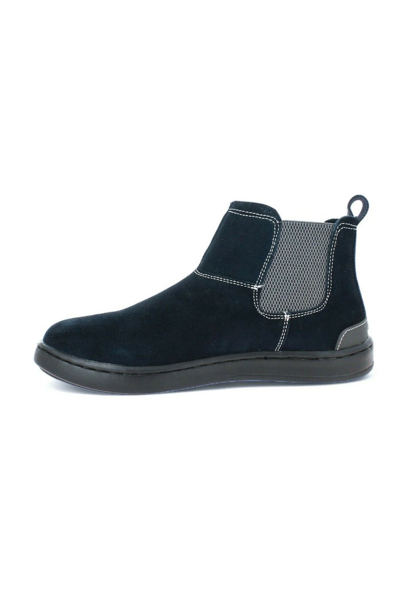 Stivaletti ankle in suede blu navy con pannelli laterali elasticizzati, cuciture bianche a contrasto e suola in gomma nera. Presenta un linguetta sul retro.