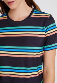 Camiseta de manga corta negra con rayas horizontales en colores pastel, que incluyen rosa, verde, azul, amarillo y delgadas franjas negras.