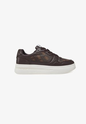 Sneaker marrone scuro a taglio basso con motivo monogramma, suola spessa bianca, chiusura frontale con lacci e "GUESS" impresso sul lato della suola.