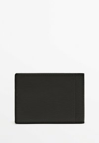 Portefeuille en cuir noir, de forme rectangulaire, surface texturée, avec un seul emplacement pour carte. Design épuré, sans matériel ni motifs visibles.