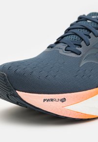 Saucony TRIUMPH 22 - Bėgimo batai plentui - dusk/peel