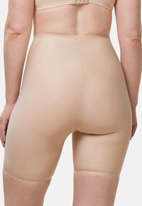 Beiget muotoilevat shortsit sileästä, joustavasta kankaasta; korkeavyötäröinen malli saumattomilla reunoilla, tarjoaa täyden peittävyyden ja muotoilun.