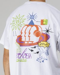 Hvid t-shirt med farverigt grafisk design, der viser sol, hænder og en mytisk væsen. Tekstelementer inkluderer "Bristol" og "Sneaker Panorama."