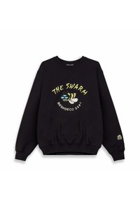 Sudadera negra con un gráfico central que presenta una abeja y el texto "THE SWARM DC SHOE CO GRY" en amarillo y blanco. Puños y dobladillo acanalados.