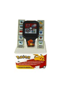 Orologio smartwatch touchscreen nero con cinturino a tema Pokémon colorato. Presenta icone per varie funzioni e si trova su una scatola espositiva decorativa.
