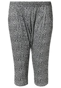 Pantalon court à motifs noir et blanc, taille élastique et coupe ample et froncée à l’avant et sur les côtés.