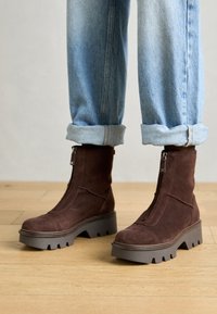 Stivaletto da donna Calpierre in morbida pelle marrone con tacco momodo Stivaletto da donna Calpierre in morbida pelle marrone con tacco momodo
