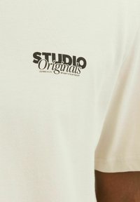 Jack & Jones JORVESTERBRO BACK SS CREW NECK  - Triko s potiskem - moonbeam