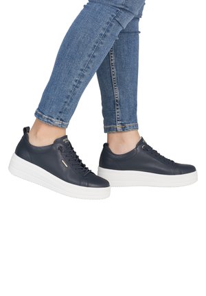 Marineblaue Ledersneaker mit weißen Gummisohlen auf Plateaus, rundem Zehenbereich und Schnürdesign. Mit dezentem Markenlogo an der Seite.