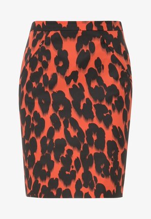 Rode jurk met luipaardprint, nauwsluitend model en lichte glans. Voorzien van twee zijzakken en subtiele stikdetails.