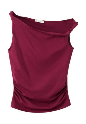 Haut bordeaux sans manches avec un décolleté asymétrique et des côtés froncés, en tissu lisse.