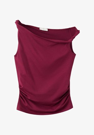 Mouwloze donkerrode top met een asymmetrische halslijn en geplooide zijkanten, gemaakt van gladde stof.