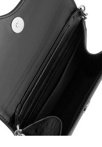 Portafoglio in pelle nera con texture liscia, caratterizzato da una chiusura a scatto in argento, più scomparti e un design elegante e minimalista.