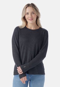 Dunkelgrauer, gerippter Pullover mit langen Ärmeln und Rundhalsausschnitt. Hat taillierte Ärmel und einen kleinen, mehrfarbigen Akzent am Bündchen. Lässige Passform.