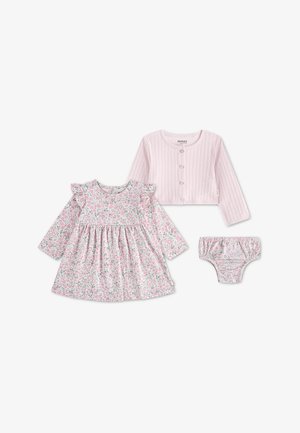 Langærmet blomster baby kjole, matchende bloomers og lyserød ribbet knap-cardigan fladt lagt på hvid baggrund.