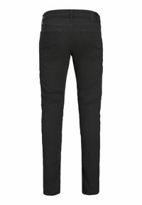 Fekete farmernadrág, slim fit szabással, két hátsó zsebbel és logóval az övrészen. Sima felületű és egyszínű.