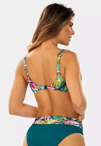 Kostium kąpielowy dla kobiet w tropikalny kwiatowy wzór z regulowanymi ramiączkami, miękkiego materiału i turkusowej bazy. Posiada zapięcie na klips z tyłu.
