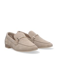 Beige semišové mokasíny s špičatou špičkou a zlatým akcentem přes nárt. Mají nízký vrstvený podpatek a hladkou podrážku.