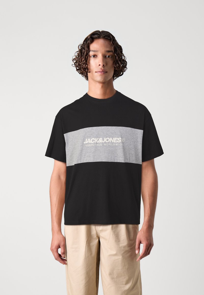 Zwart en grijs kleurblok t-shirt met een ronde halslijn en het "JACK & JONES" logo gedrukt op de voorkant. Zacht katoenen stof, losse pasvorm.