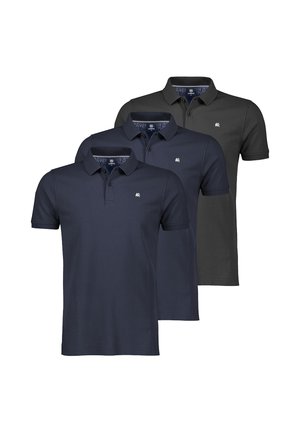 Drei kurzärmlige Poloshirts in Schwarz und Marineblau, jeweils mit einem kleinen gestickten Logo auf der linken Brust und geknöpften Kragen.